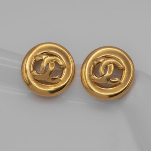 Minimalistyczne klipsy Chanel z lat 80.