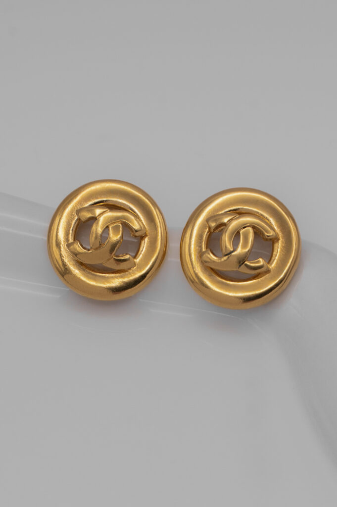 Minimalistyczne klipsy Chanel z lat 80.