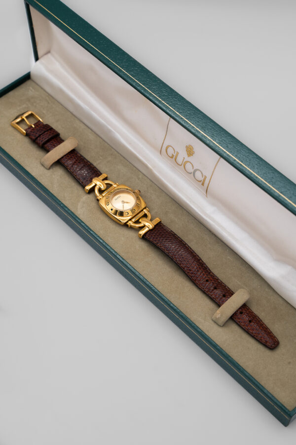 Zegarek Gucci 6000 Horsebit -  jasna koperta w złotej oprawie na brązowym skórzanym pasku, lata 80./90.