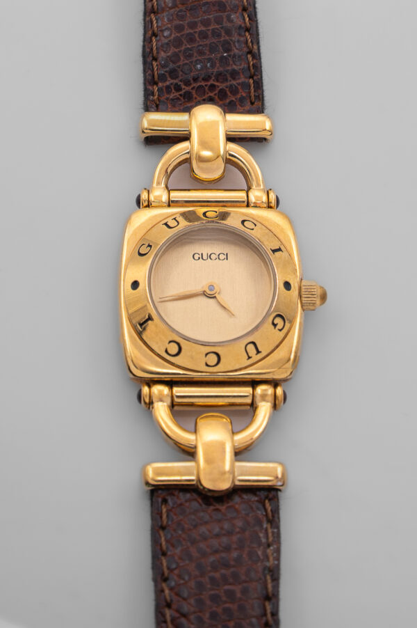 Zegarek Gucci 6000 Horsebit -  jasna koperta w złotej oprawie na brązowym skórzanym pasku, lata 80./90.