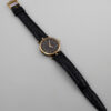 Zegarek Gucci 3000 Series - elegancka złota koperta z czarną tarczą na skórzanym pasku, lata 80./90.