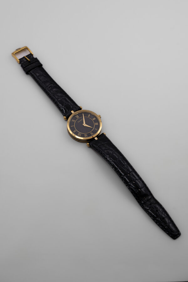 Zegarek Gucci 3000 Series - elegancka złota koperta z czarną tarczą na skórzanym pasku, lata 80./90.