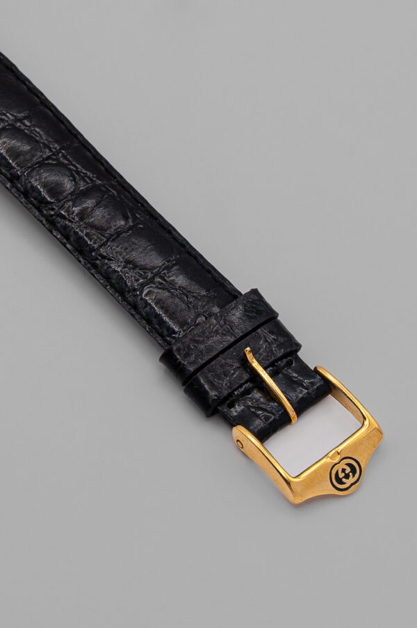 Zegarek Gucci 3000 Series - elegancka złota koperta z czarną tarczą na skórzanym pasku, lata 80./90.