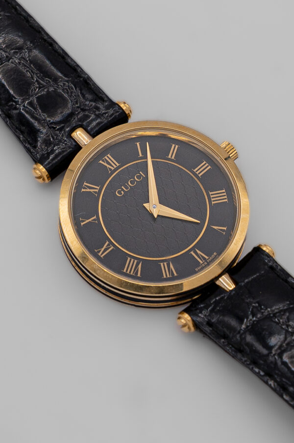 Zegarek Gucci 3000 Series - elegancka złota koperta z czarną tarczą na skórzanym pasku, lata 80./90.