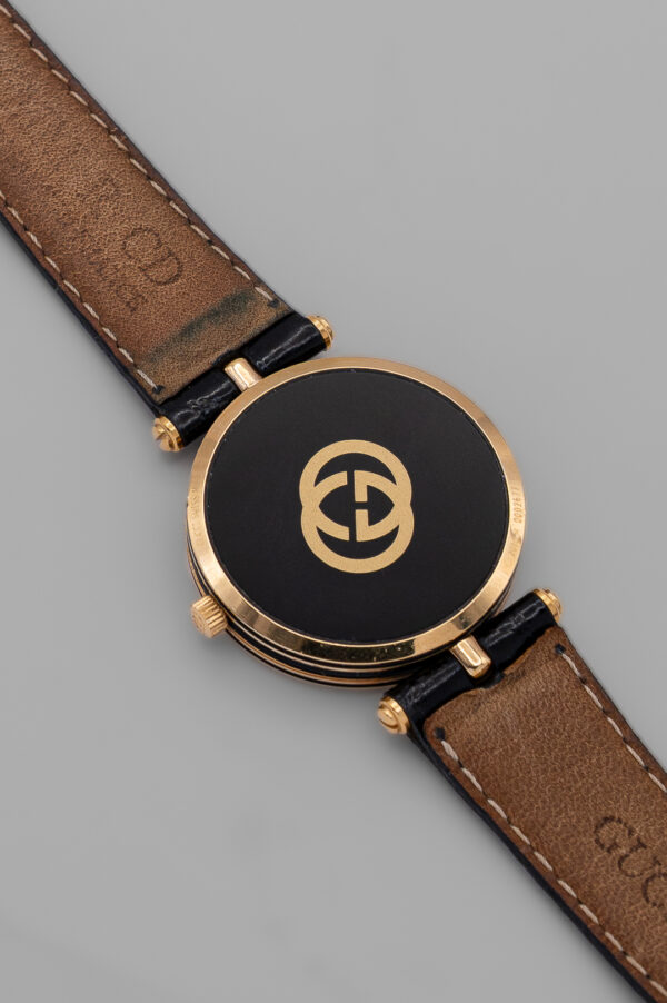 Zegarek Gucci 3000 Series - elegancka złota koperta z czarną tarczą na skórzanym pasku, lata 80./90.