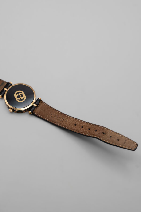Zegarek Gucci 3000 Series - elegancka złota koperta z czarną tarczą na skórzanym pasku, lata 80./90.