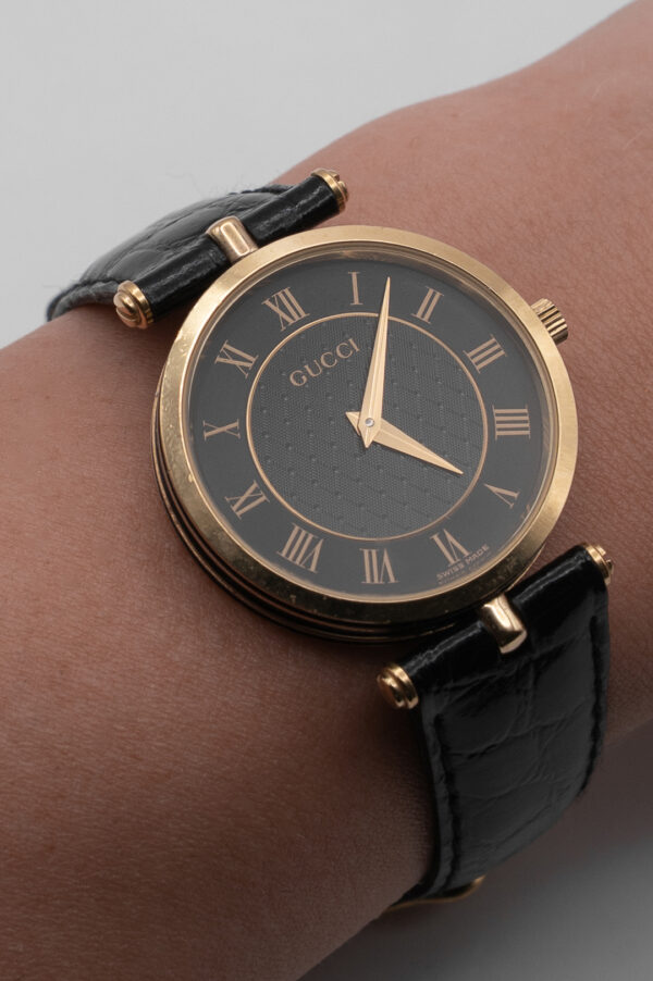 Zegarek Gucci 3000 Series - elegancka złota koperta z czarną tarczą na skórzanym pasku, lata 80./90.
