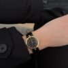 Zegarek Gucci 3000 Series - elegancka złota koperta z czarną tarczą na skórzanym pasku, lata 80./90.