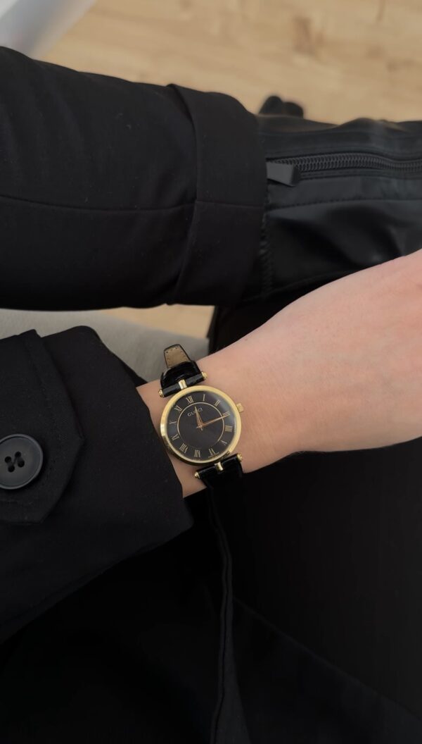 Zegarek Gucci 3000 Series - elegancka złota koperta z czarną tarczą na skórzanym pasku, lata 80./90.