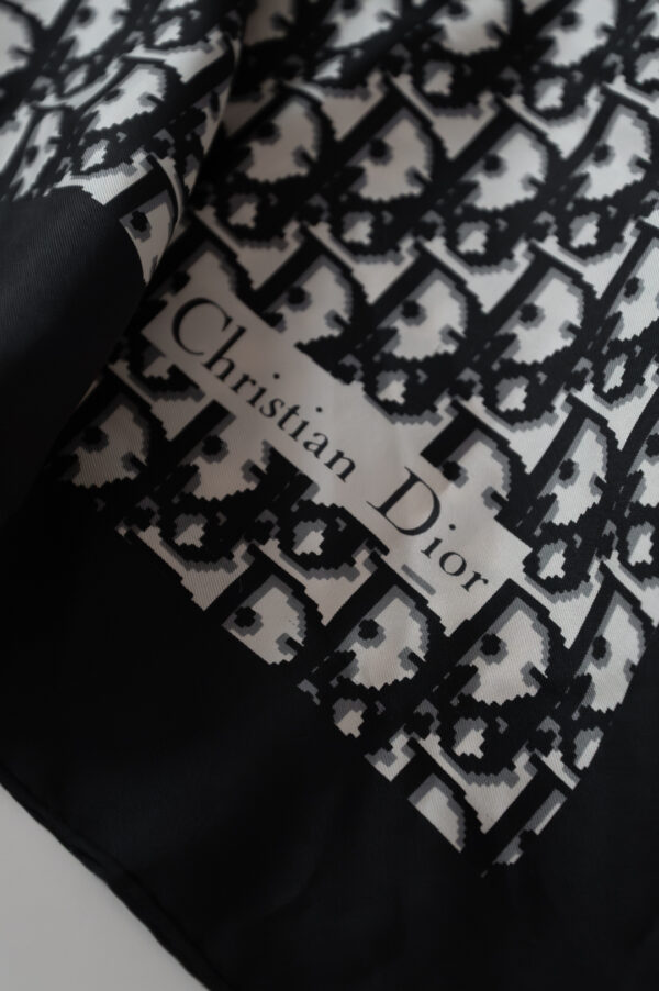 DSC_4741 Christian Dior – jedwabna apaszka Dior Oblique w czerni i bieli