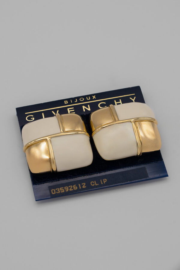 Klipsy Givenchy Bijoux – geometryczna elegancja w perłowej bieli i złocie, lata 80./90.