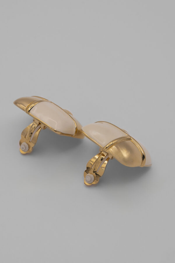 Klipsy Givenchy Bijoux – geometryczna elegancja w perłowej bieli i złocie, lata 80./90.