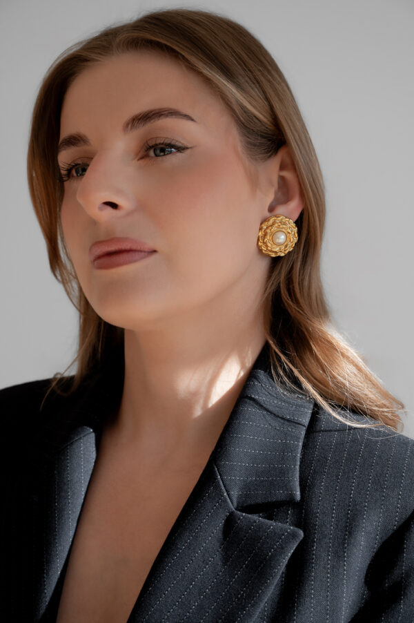 Eleganckie klipsy Yves Saint Laurent w złotym kolorze z perłą, lata 80/90